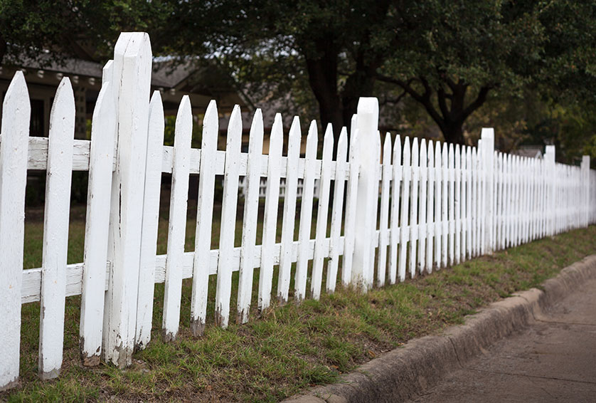 A fall fence maintenance checklist before snow arrives